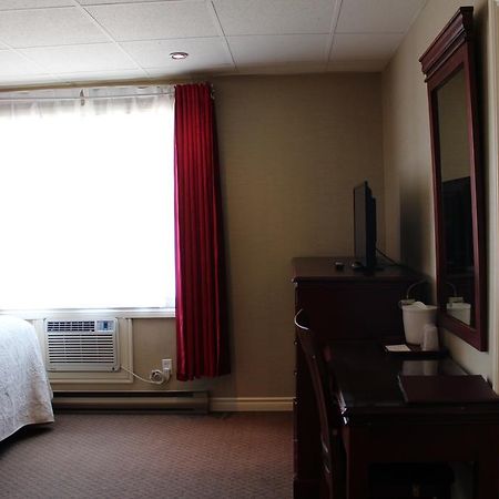 Motel Capri Et Suites เรอปองติญี ภายนอก รูปภาพ