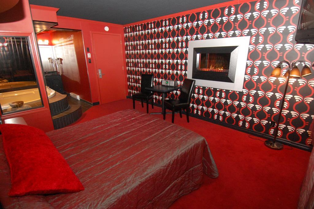 Motel Capri Et Suites เรอปองติญี ภายนอก รูปภาพ