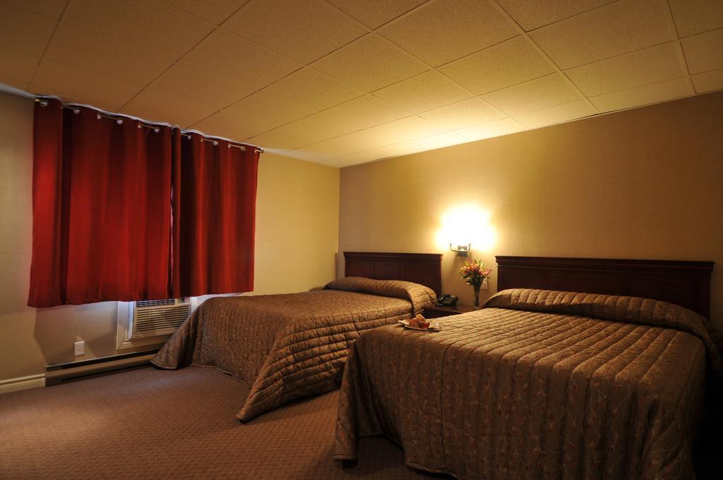 Motel Capri Et Suites เรอปองติญี ภายนอก รูปภาพ