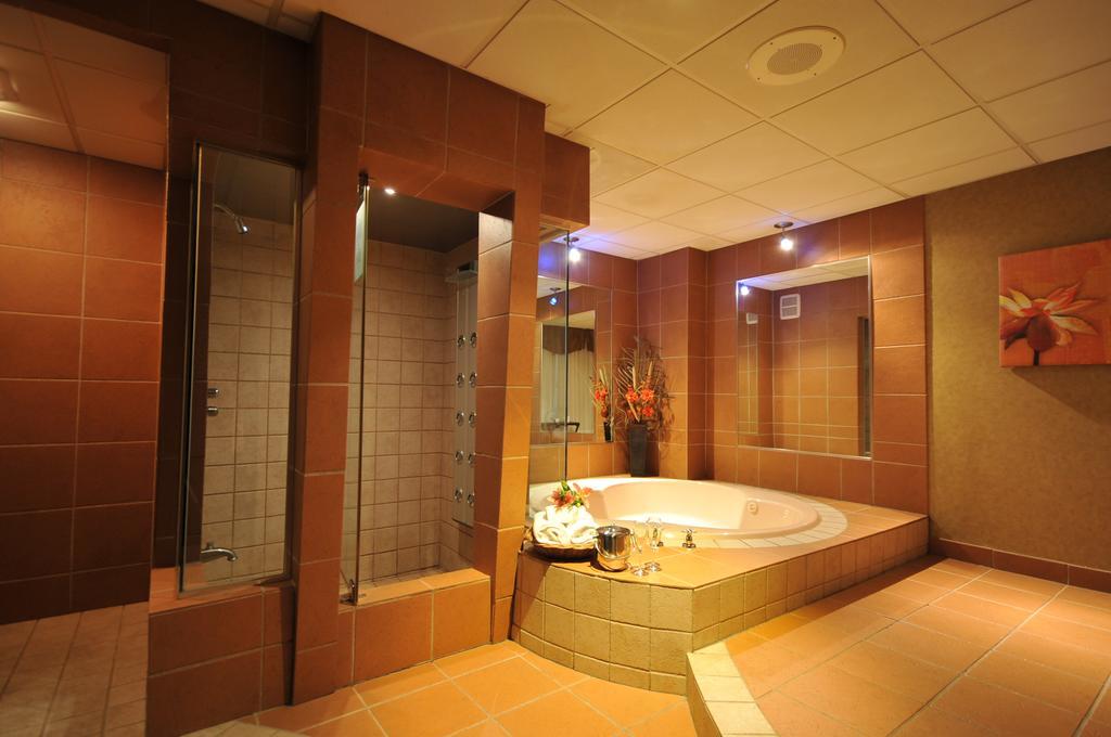 Motel Capri Et Suites เรอปองติญี ภายนอก รูปภาพ