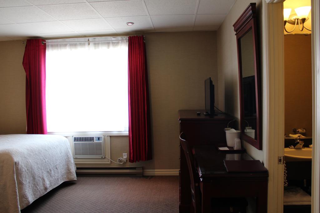 Motel Capri Et Suites เรอปองติญี ภายนอก รูปภาพ