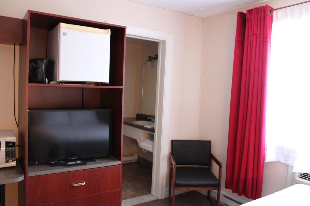 Motel Capri Et Suites เรอปองติญี ภายนอก รูปภาพ