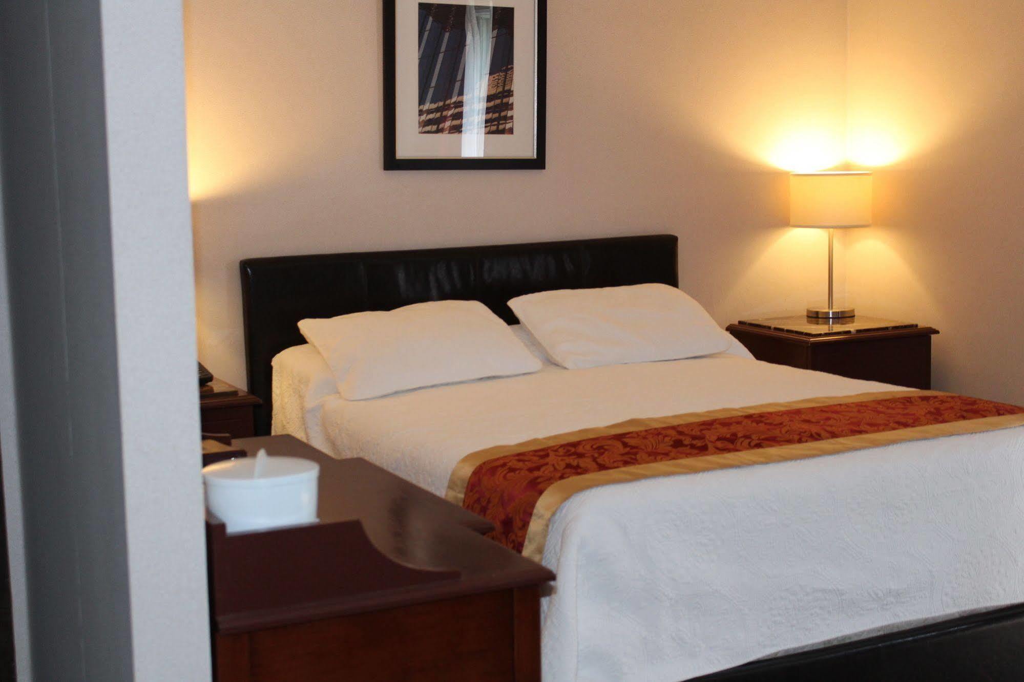 Motel Capri Et Suites เรอปองติญี ภายนอก รูปภาพ