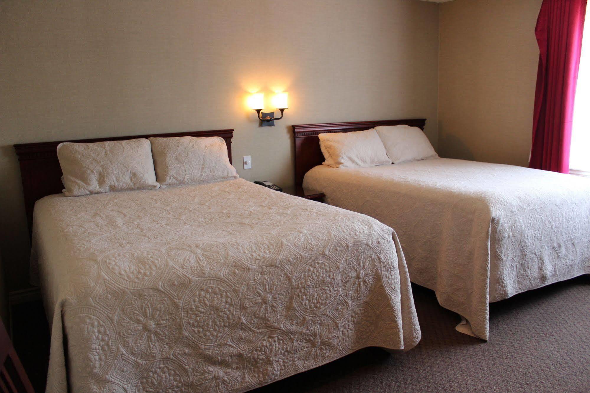 Motel Capri Et Suites เรอปองติญี ภายนอก รูปภาพ