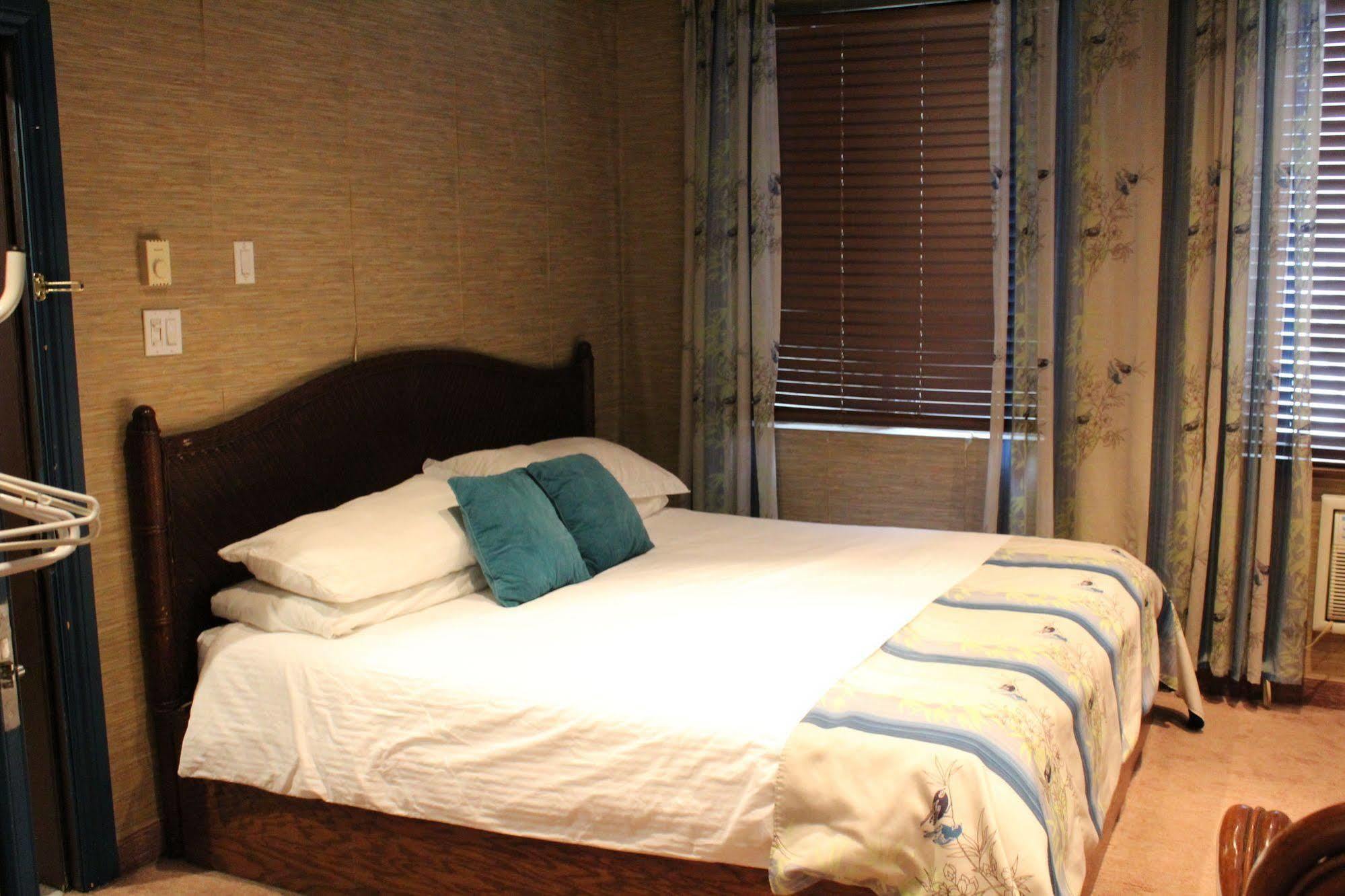Motel Capri Et Suites เรอปองติญี ภายนอก รูปภาพ