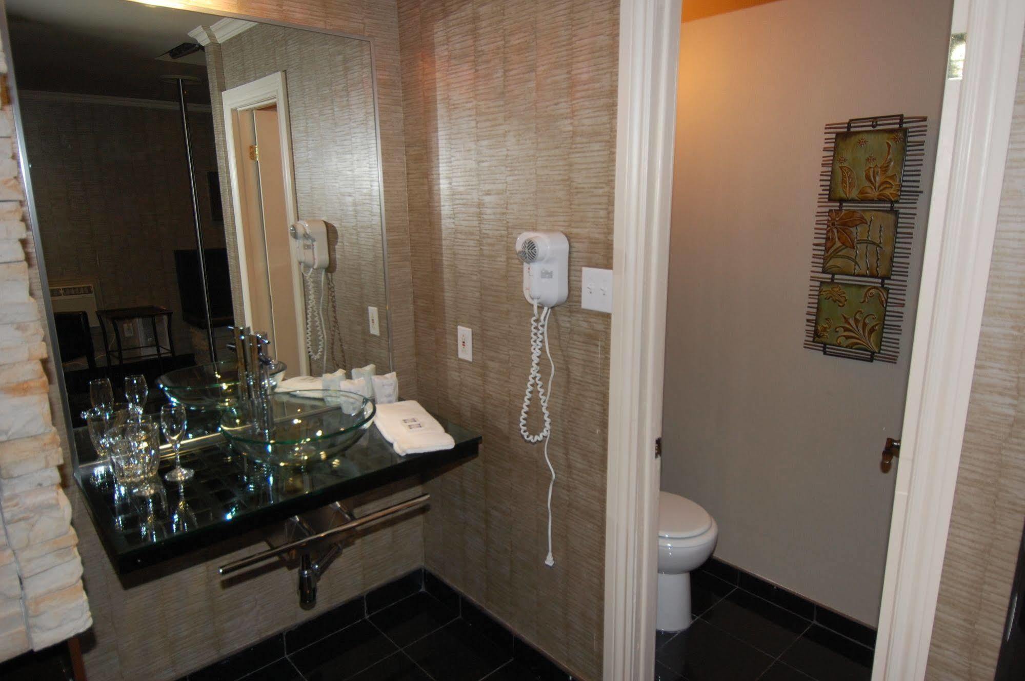 Motel Capri Et Suites เรอปองติญี ภายนอก รูปภาพ